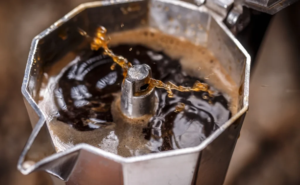 proces parzenia kawy w kawiarce