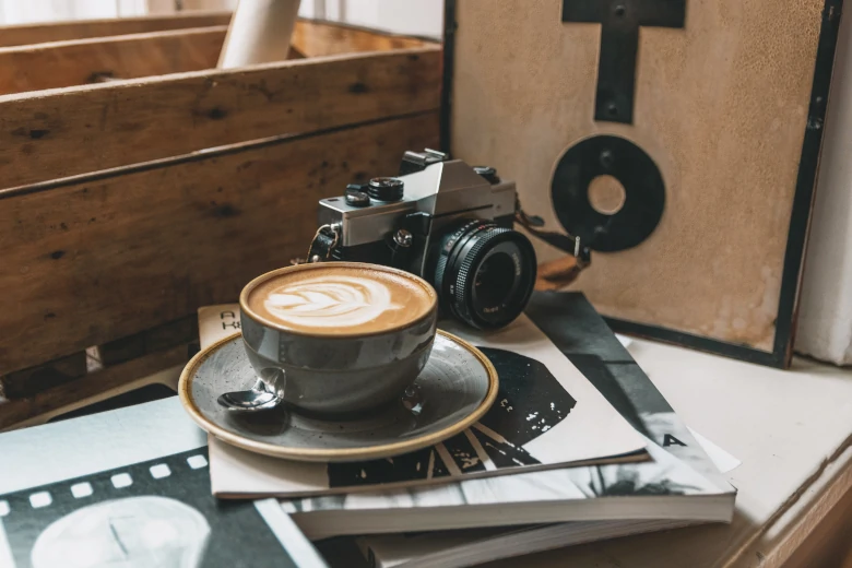 stary aparat fotograficzny i filiżanka kawy